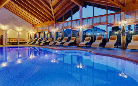 Schwimmbad im Wellnesshotel in Zachenberg